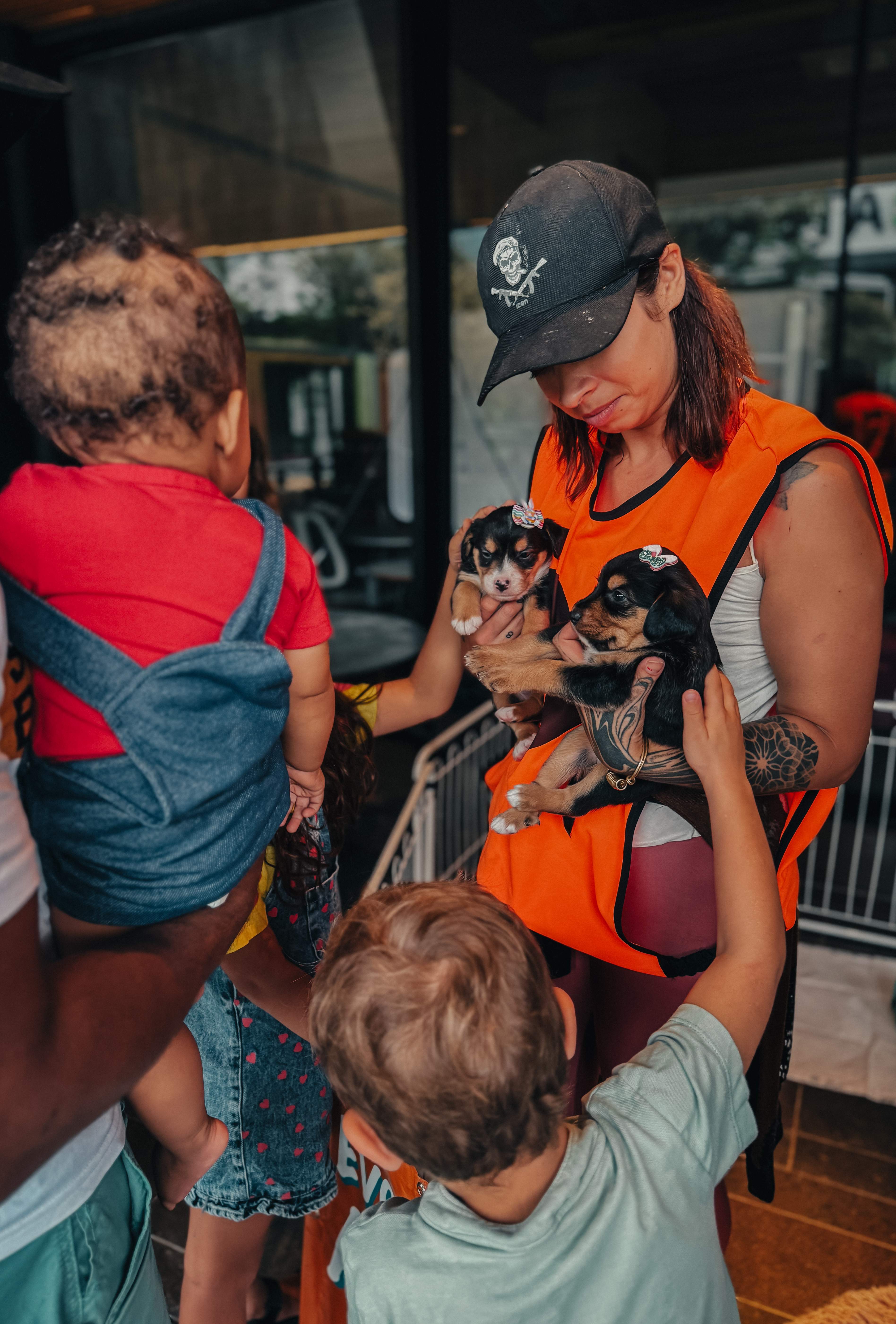 Tutora feliz com seu pet adotado